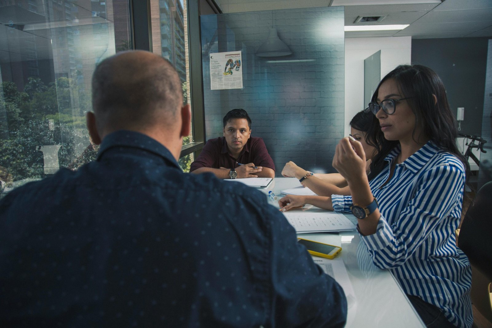 Entenda como sua empresa pode se diferenciar usando IA de forma estratégica, evitando a saturação. Aprenda com boas práticas de diferenciação