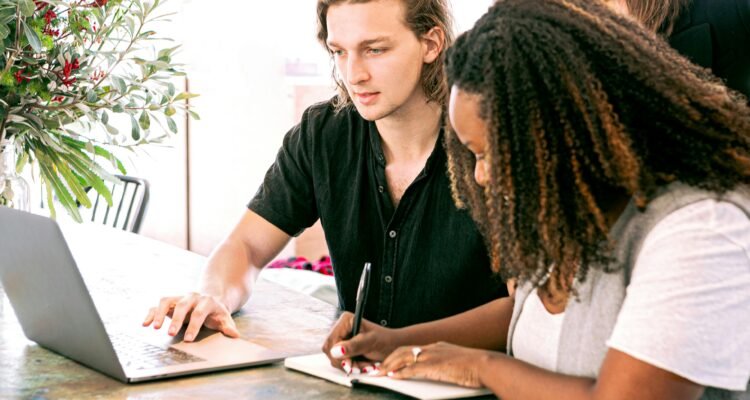Descubra como preparar sua força de trabalho para a era da inteligência artificial com estratégias de capacitação e estrutura organizacional.