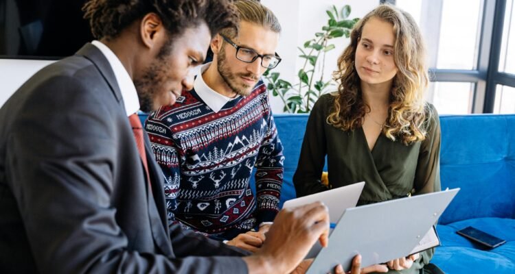 Aprenda a revisão de metas na metade do ano sem perder o engajamento da equipe. Descubra estratégias com inteligência emocional, comunicação clara e foco no resultado para impulsionar o segundo semestre.
