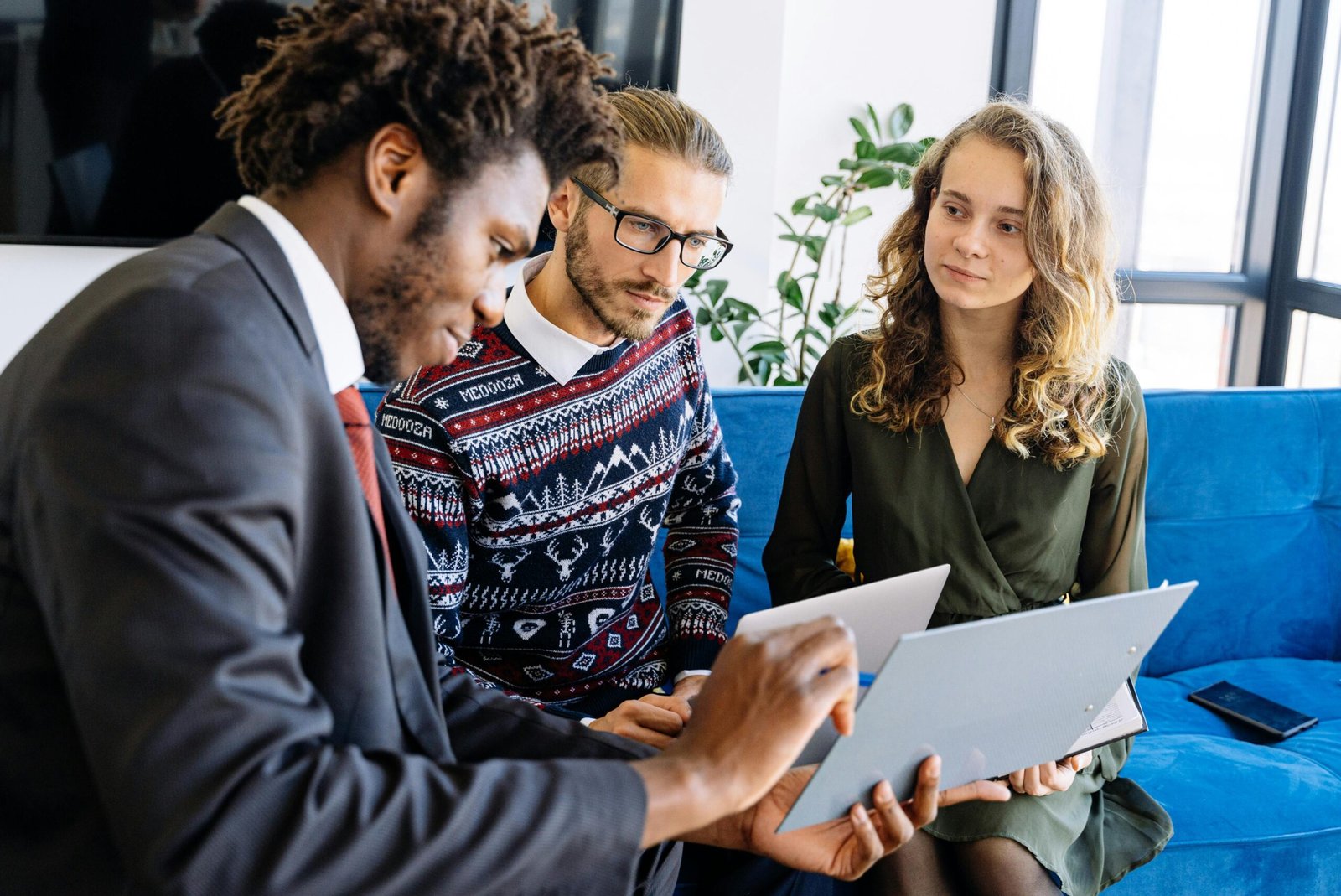 Aprenda a revisão de metas na metade do ano sem perder o engajamento da equipe. Descubra estratégias com inteligência emocional, comunicação clara e foco no resultado para impulsionar o segundo semestre.