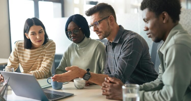 Oportunidades e riscos de IA estão moldando o futuro da tecnologia. Veja como líderes tech podem equilibrar inovação, ética e governança.