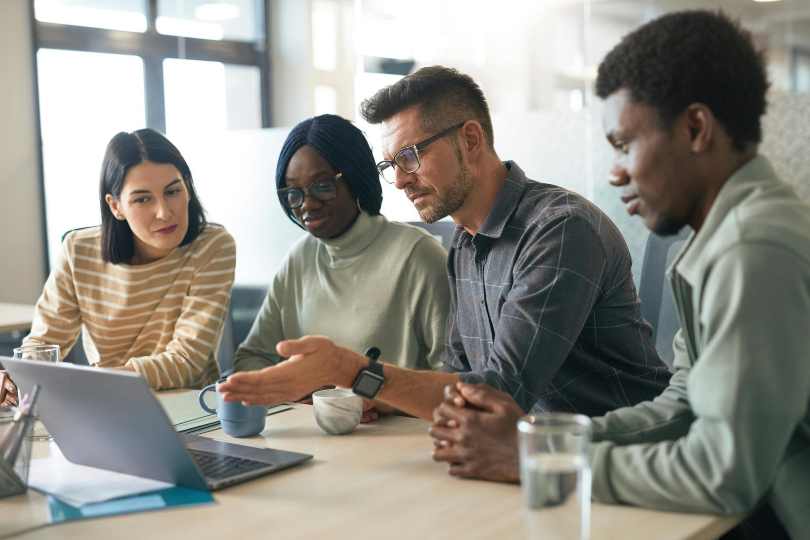Oportunidades e riscos de IA estão moldando o futuro da tecnologia. Veja como líderes tech podem equilibrar inovação, ética e governança.