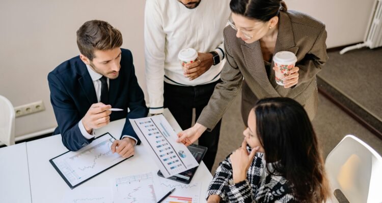 Profissional apontando para um quadro de ideias colorido, representando colaboração e superação das barreiras da inovação nas empresas.